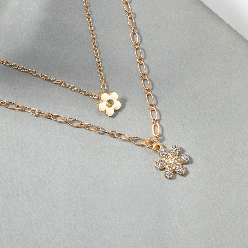 Vintage Style Flower Alloy Inlay Rhinestones Necklace