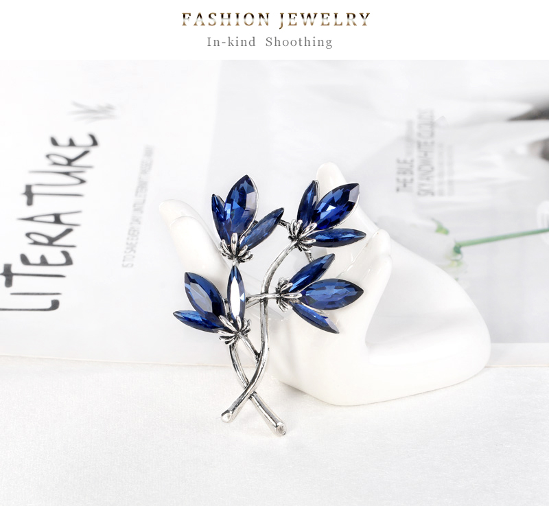 Fashion Flower Alloy Inlay Crystal Womenu0027S Brooches 1 Piece