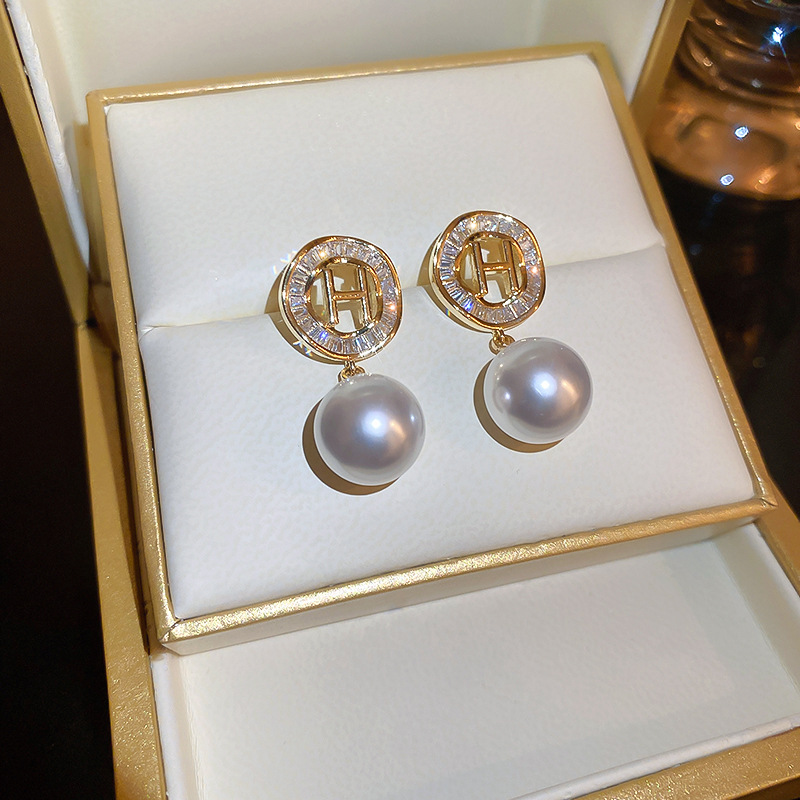 Fashion Letter Copper Gold Plated Artificial Pearls Zircon Ear Studs 1 Pair