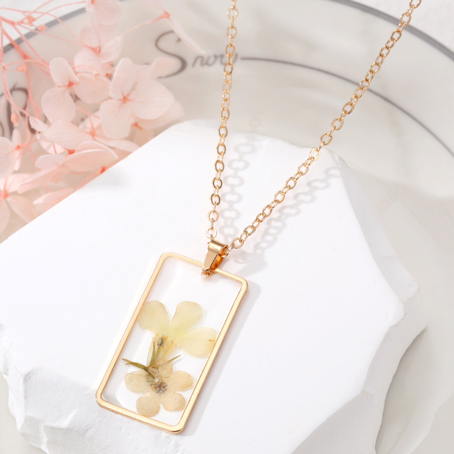 Fashion Flower Alloy Resin Womenu0027S Pendant Necklace 1 Piece