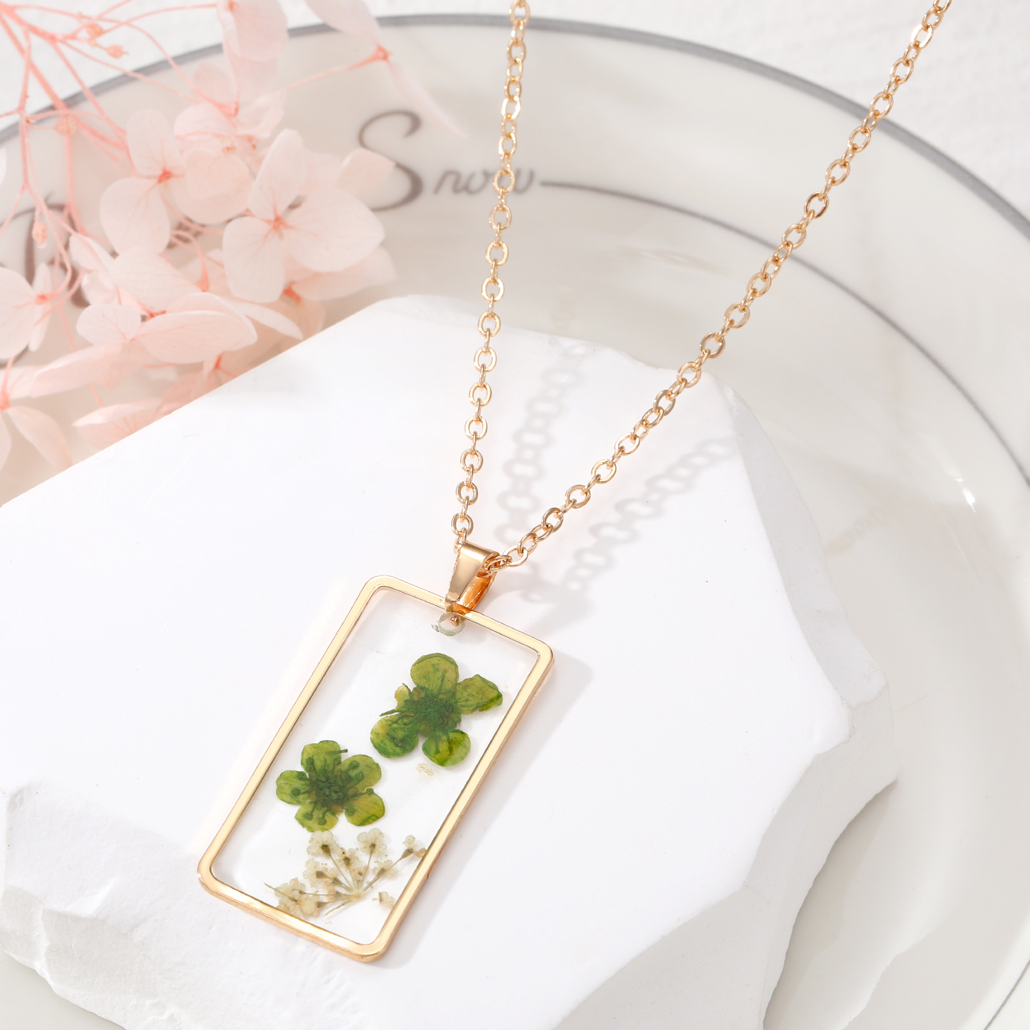 Fashion Flower Alloy Resin Womenu0027S Pendant Necklace 1 Piece