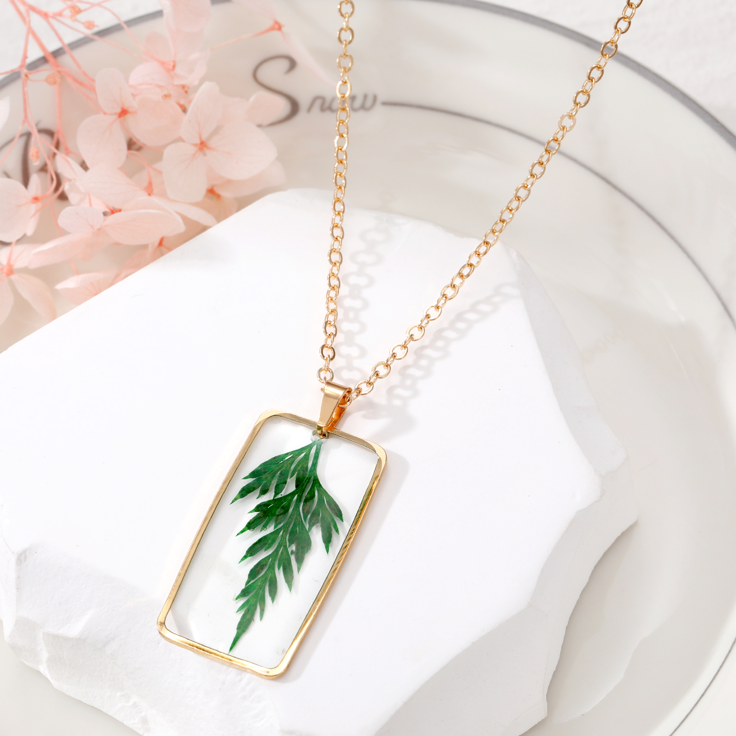 Fashion Flower Alloy Resin Womenu0027S Pendant Necklace 1 Piece