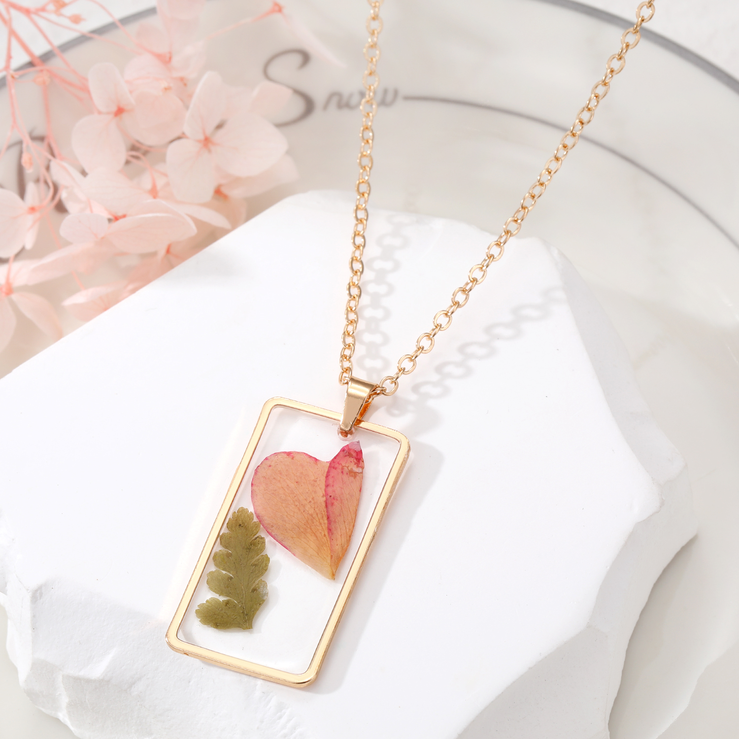 Fashion Flower Alloy Resin Womenu0027S Pendant Necklace 1 Piece