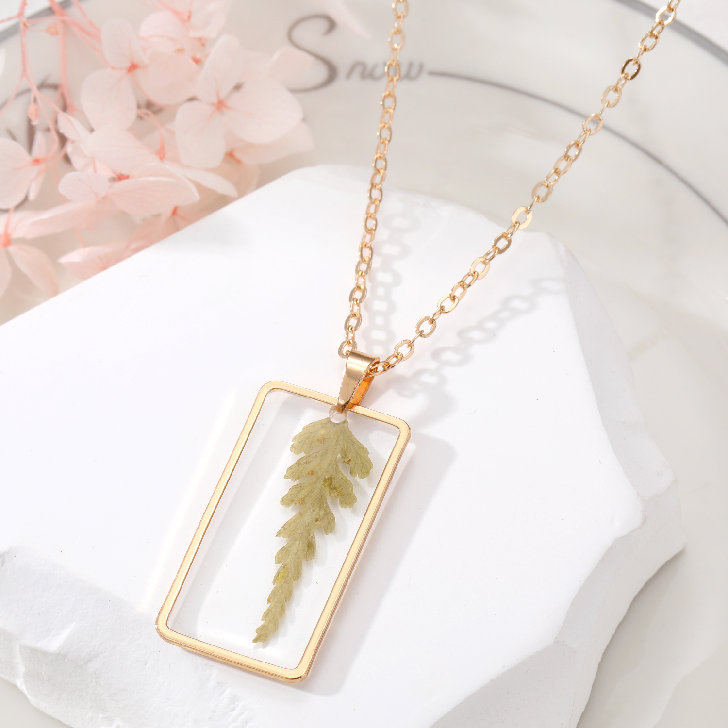 Fashion Flower Alloy Resin Womenu0027S Pendant Necklace 1 Piece