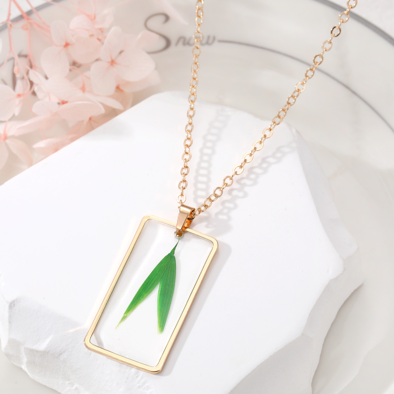 Fashion Flower Alloy Resin Womenu0027S Pendant Necklace 1 Piece