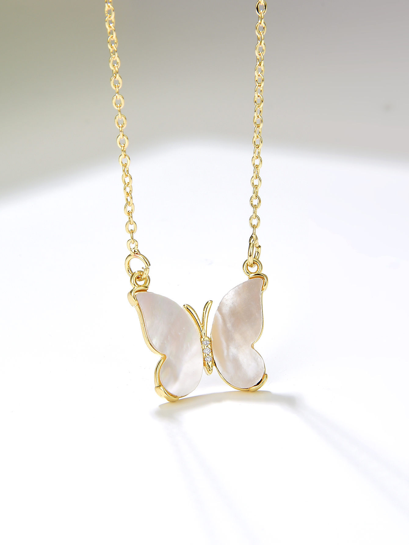 Fashion Butterfly Copper Gold Plated Shell Pendant Necklace 1 Piece