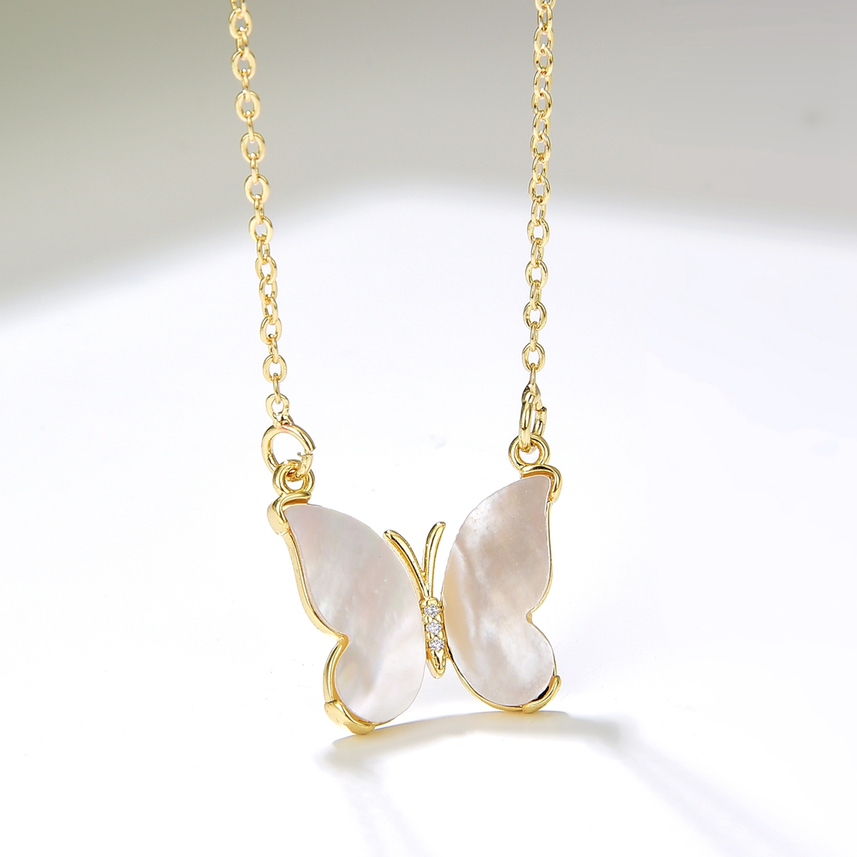 Fashion Butterfly Copper Gold Plated Shell Pendant Necklace 1 Piece