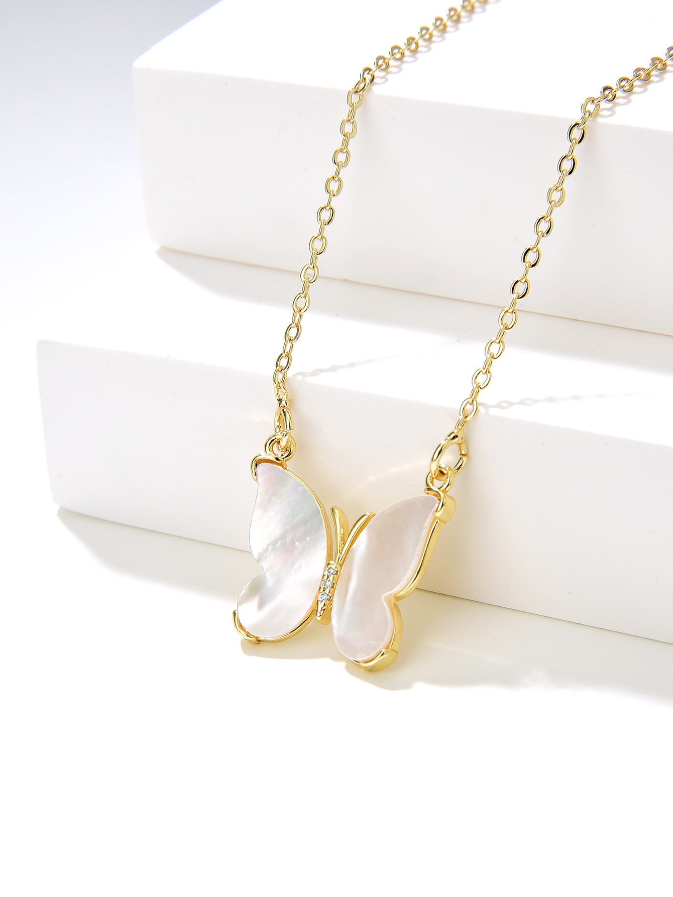 Fashion Butterfly Copper Gold Plated Shell Pendant Necklace 1 Piece