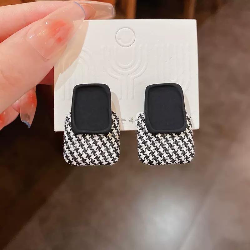 Retro Houndstooth Alloy Cloth Womenu0027S Ear Studs 1 Pair