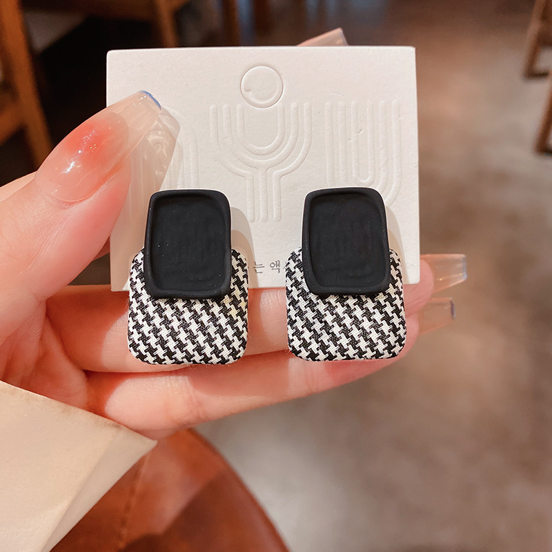 Retro Houndstooth Alloy Cloth Womenu0027S Ear Studs 1 Pair