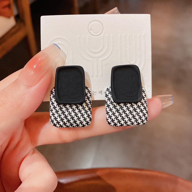 Retro Houndstooth Alloy Cloth Womenu0027S Ear Studs 1 Pair