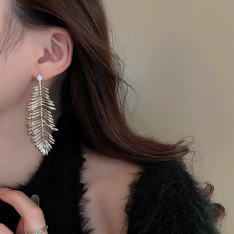 Fashion Feather Copper Inlay Rhinestones Drop Earrings 1 Pair