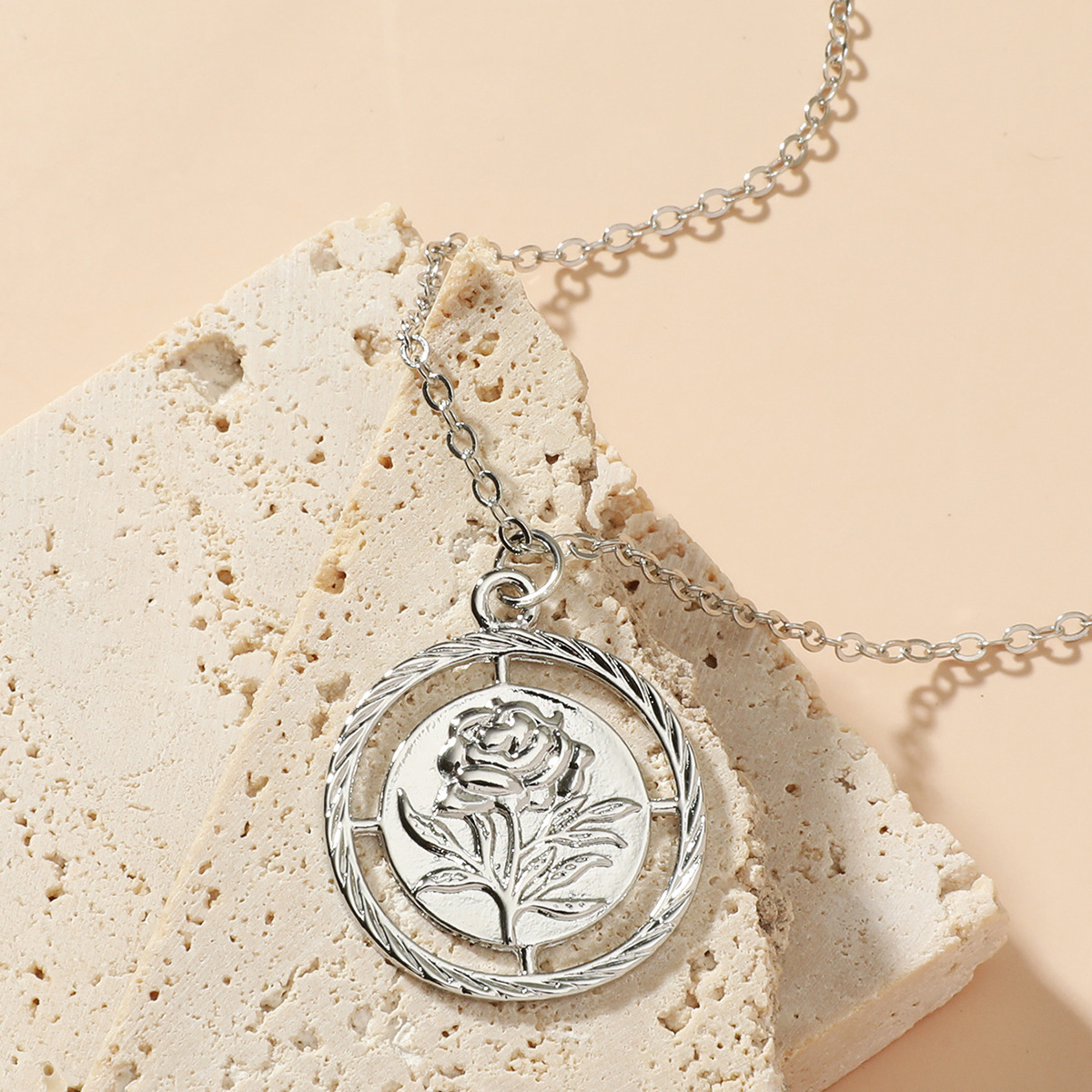 Retro Rose Alloy Womenu0027S Pendant Necklace