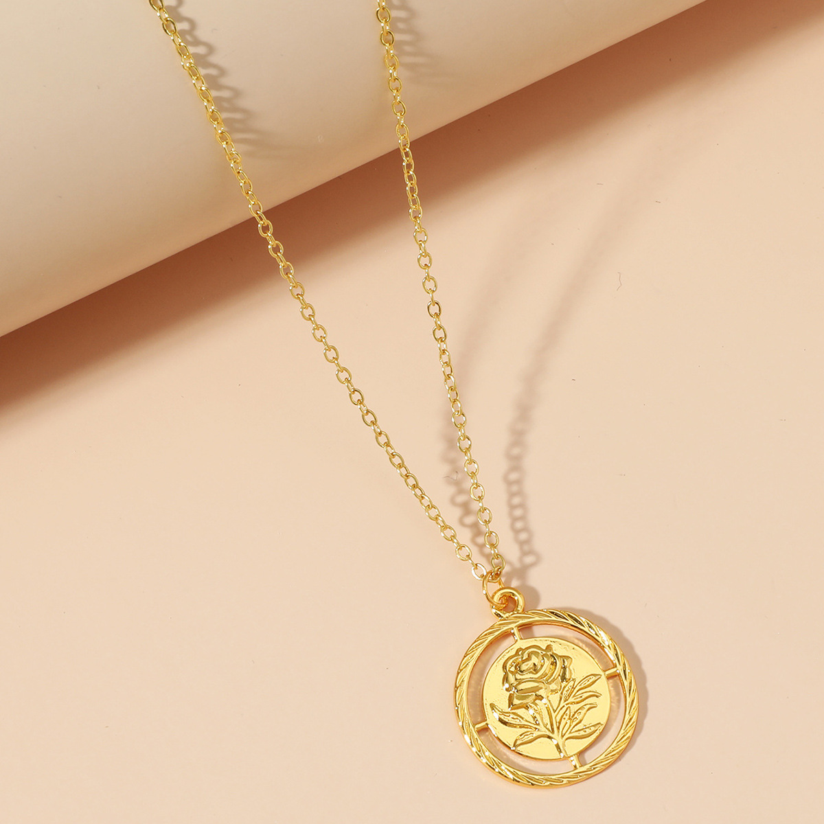 Retro Rose Alloy Womenu0027S Pendant Necklace