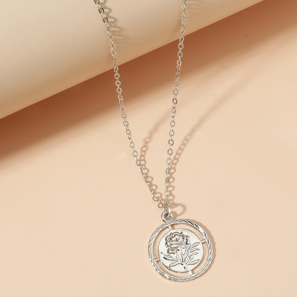 Retro Rose Alloy Womenu0027S Pendant Necklace