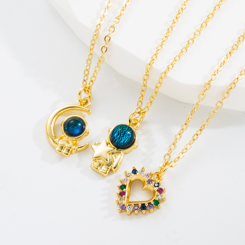 Fashion Astronaut Heart Shape Copper Gold Plated Resin Zircon Pendant Necklace 1 Piece