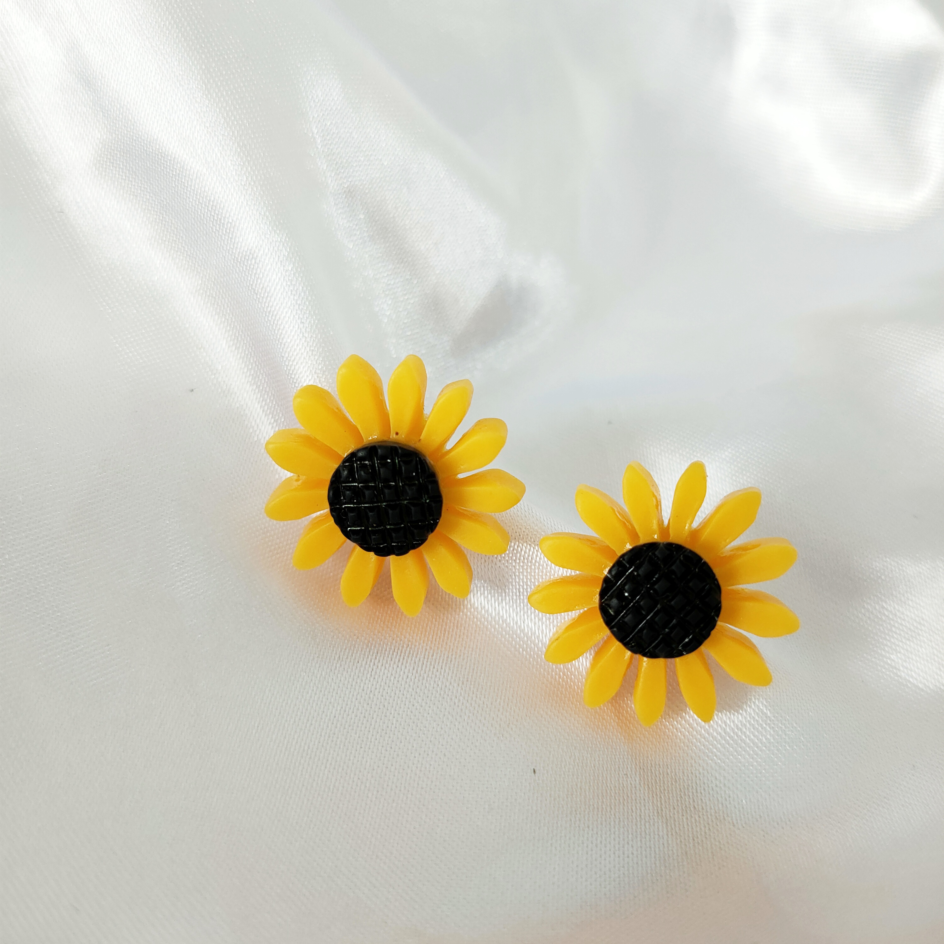 Simple Style Daisy Resin Womenu0027S Ear Studs 1 Set