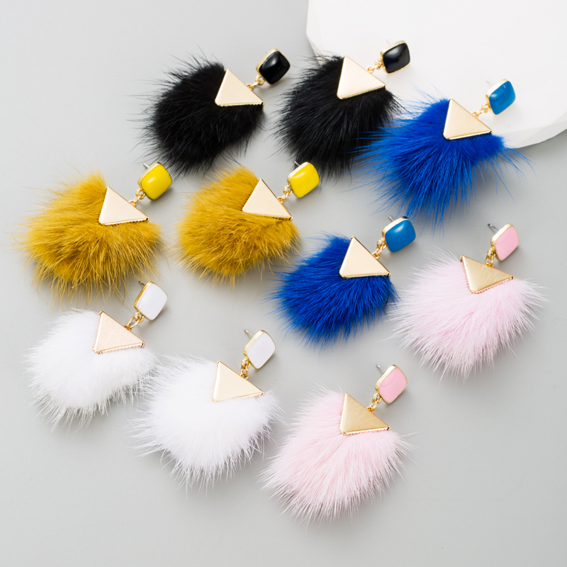 Elegant Geometric Solid Color Artificial Feather Alloy Plating Womenu0027S Drop Earrings 1 Pair