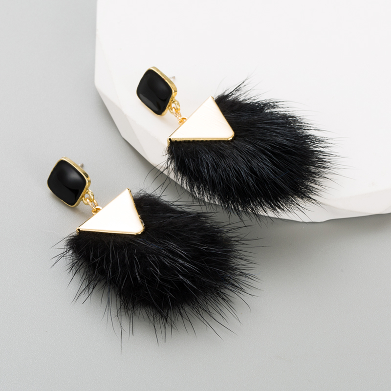 Elegant Geometric Solid Color Artificial Feather Alloy Plating Womenu0027S Drop Earrings 1 Pair