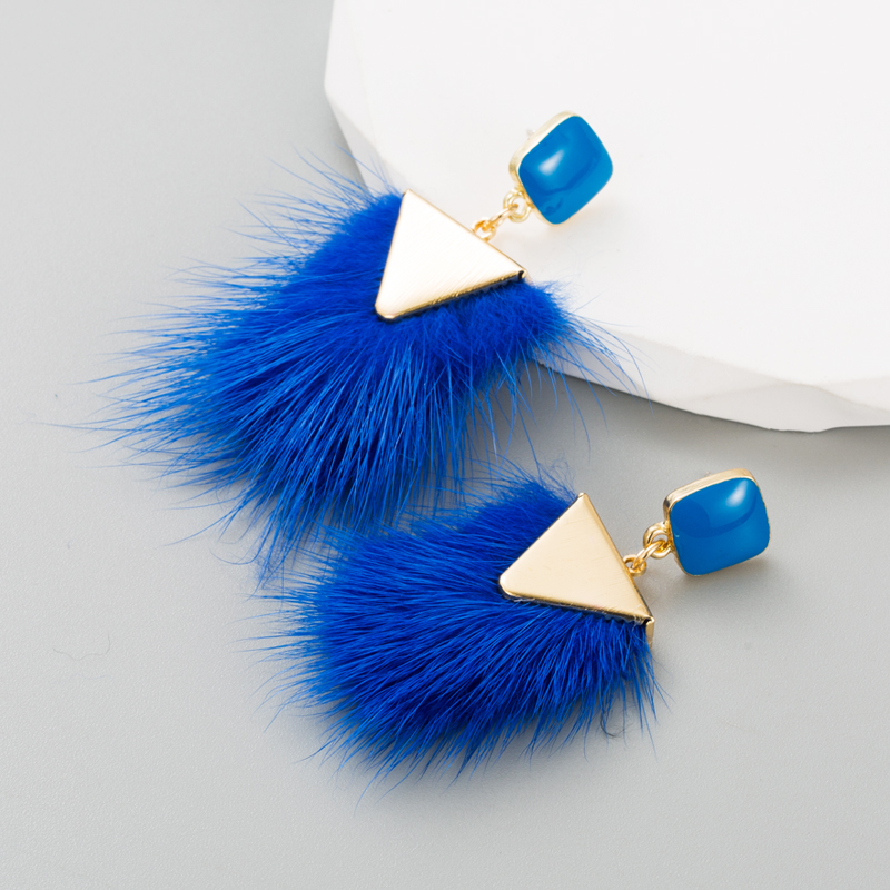 Elegant Geometric Solid Color Artificial Feather Alloy Plating Womenu0027S Drop Earrings 1 Pair