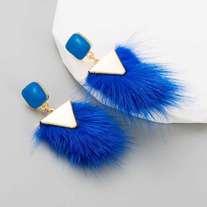 Elegant Geometric Solid Color Artificial Feather Alloy Plating Womenu0027S Drop Earrings 1 Pair