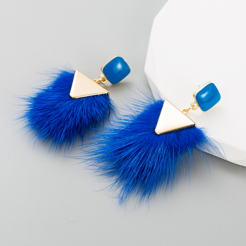 Elegant Geometric Solid Color Artificial Feather Alloy Plating Womenu0027S Drop Earrings 1 Pair