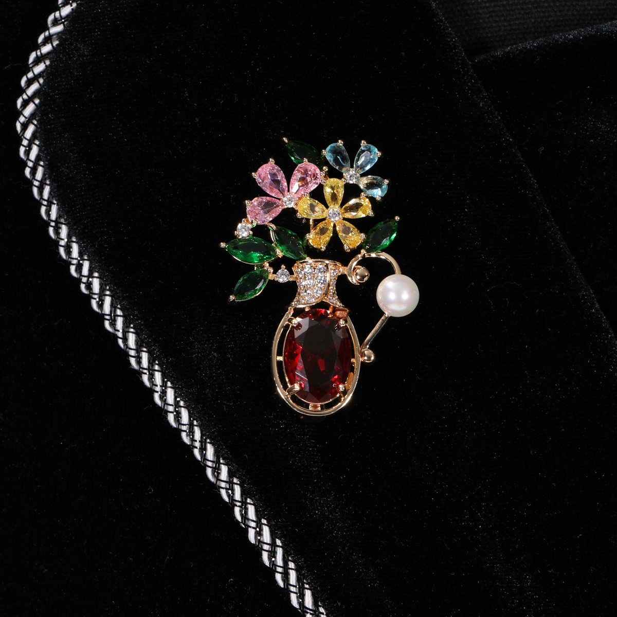 Elegant Vase Copper Plating Zircon Unisex Brooches