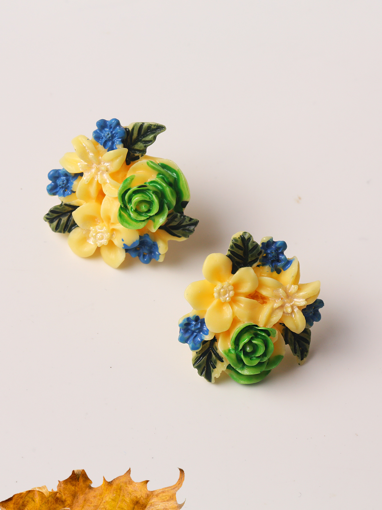 Fashion Flower Resin Three-dimensional Womenu0027S Ear Studs 1 Pair