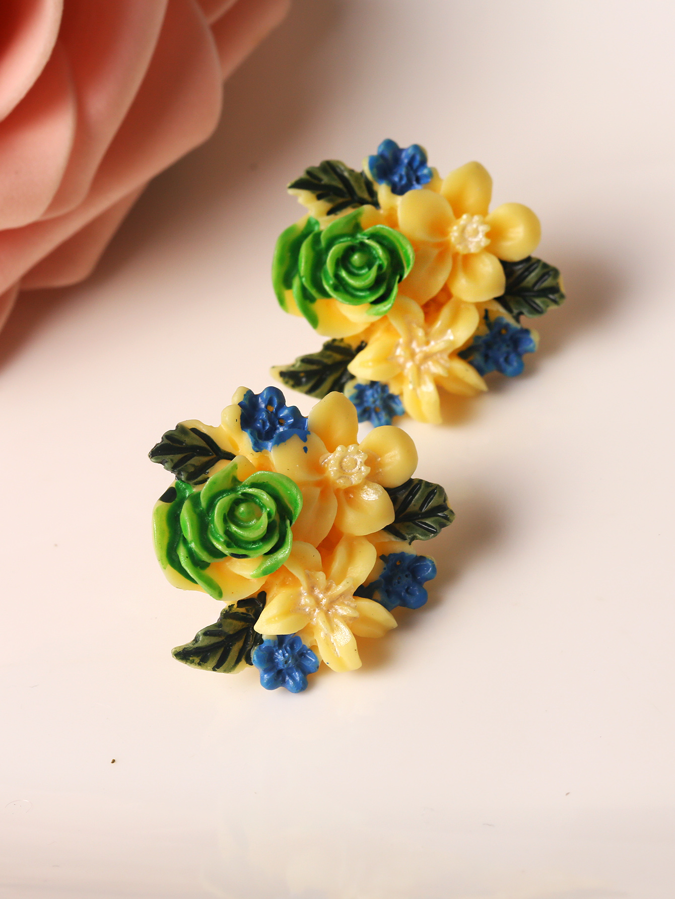 Fashion Flower Resin Three-dimensional Womenu0027S Ear Studs 1 Pair