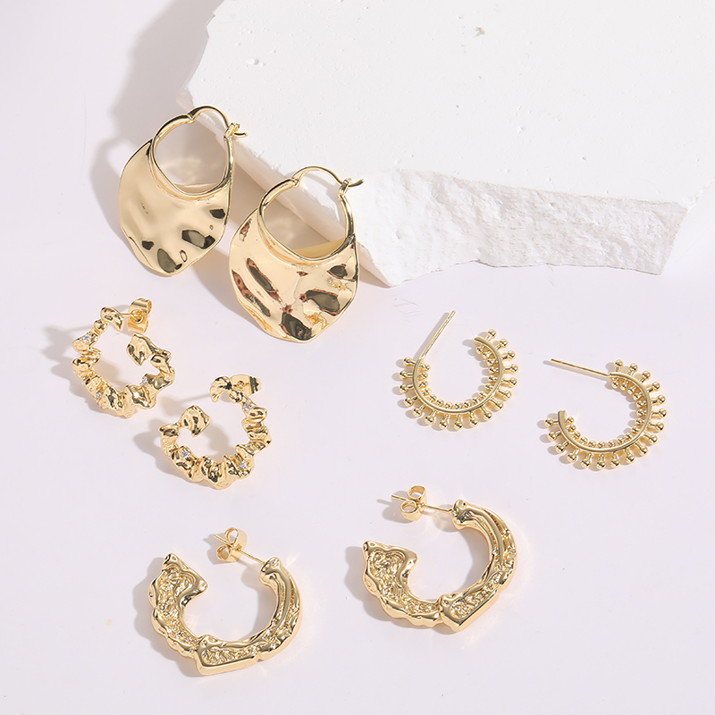 Elegant C Shape Copper Pleated Gold Plated Ear Studs 1 Pair