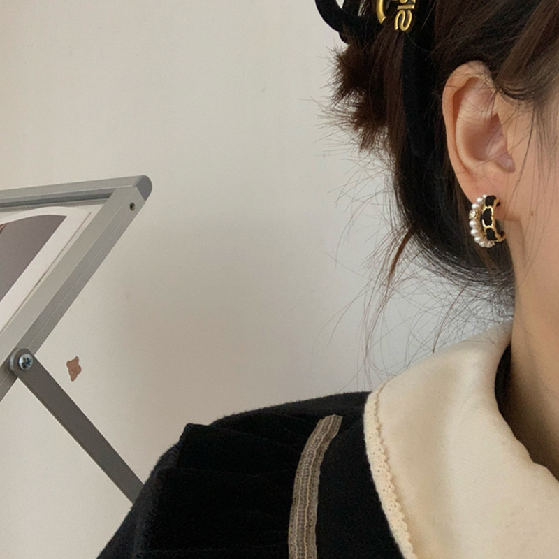 Classic Style C Shape Alloy Inlay Artificial Pearls Rhinestones Womenu0027S Ear Studs 1 Pair