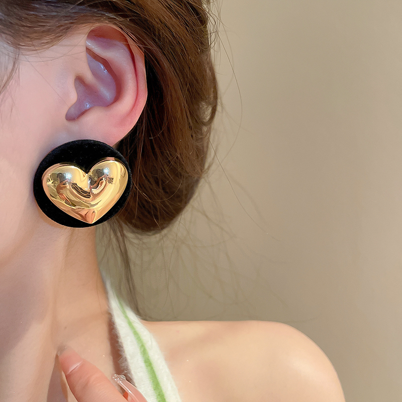 Retro Heart Shape Gold Plated Heart Womenu0027S Ear Studs 1 Pair