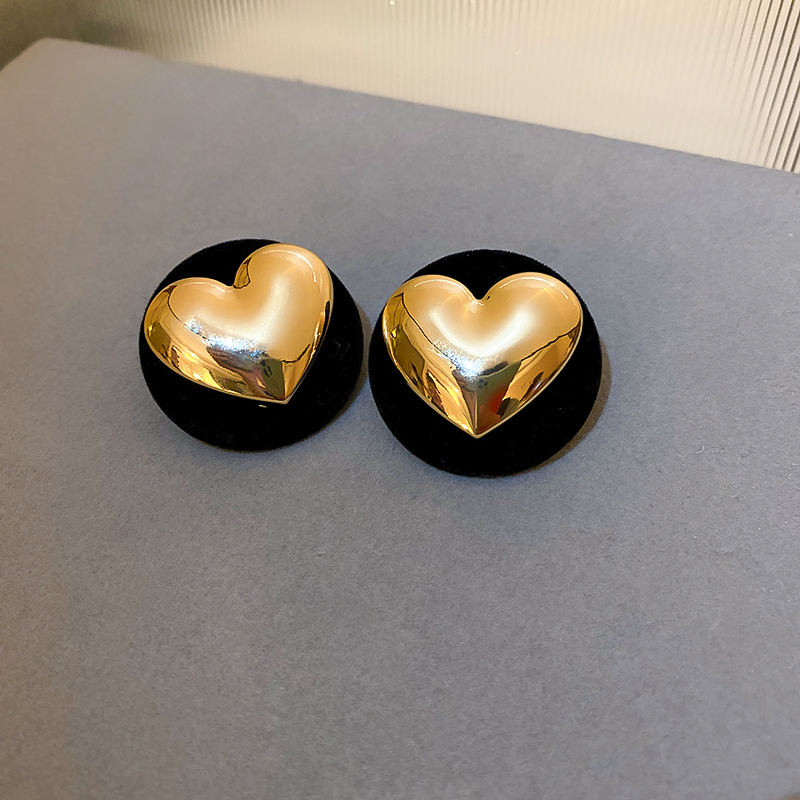 Retro Heart Shape Gold Plated Heart Womenu0027S Ear Studs 1 Pair