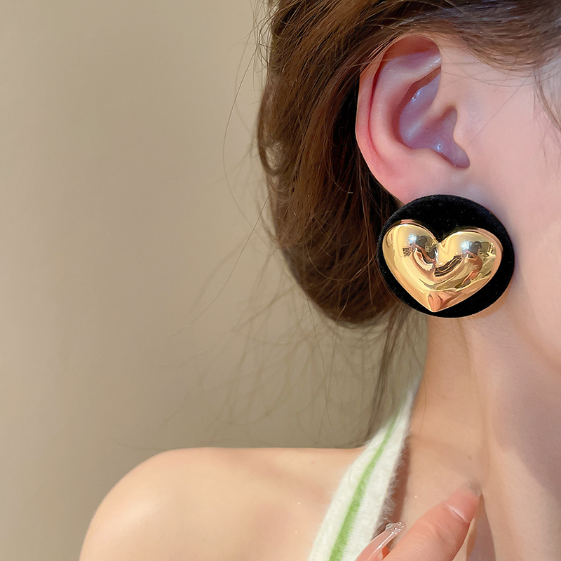 Retro Heart Shape Gold Plated Heart Womenu0027S Ear Studs 1 Pair