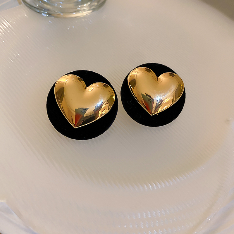 Retro Heart Shape Gold Plated Heart Womenu0027S Ear Studs 1 Pair