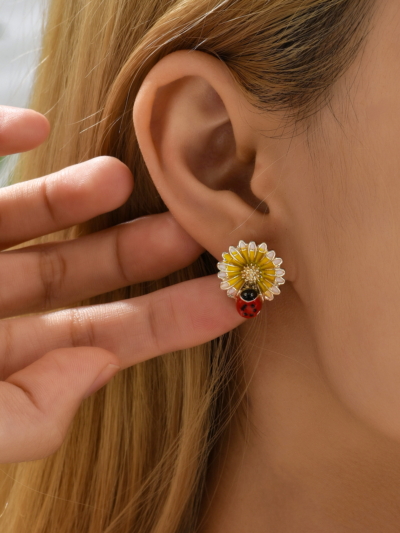 Fashion Beetles Flower Alloy Womenu0027S Ear Studs 1 Pair