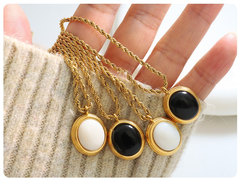 Retro Oval Titanium Steel Inlay Glass Shell Necklace 1 Piece
