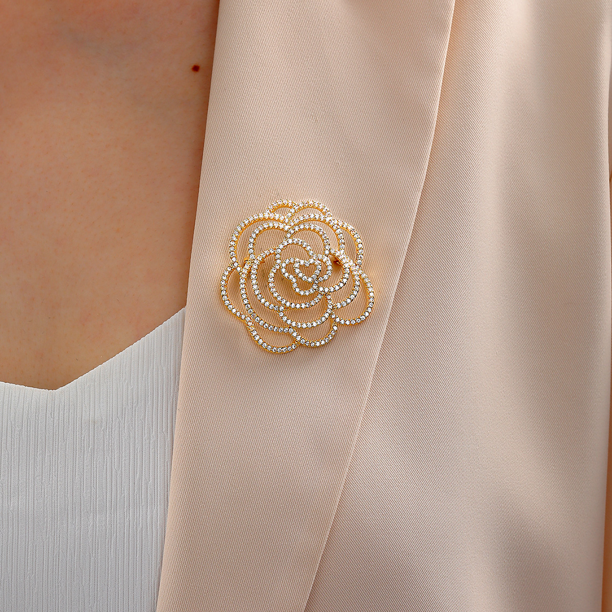 New Fashion Small Simple Copper Material Electroplated 18K Gold Zircon Camellia Brooch