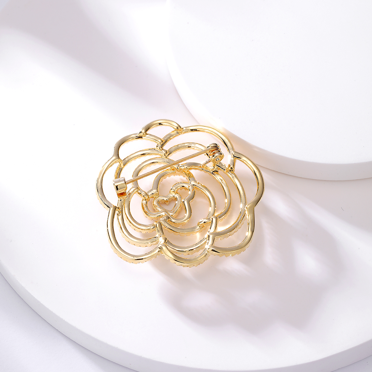 New Fashion Small Simple Copper Material Electroplated 18K Gold Zircon Camellia Brooch