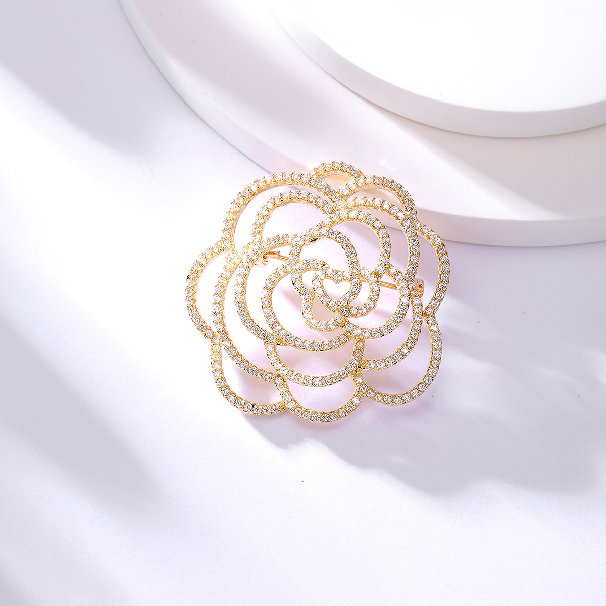 New Fashion Small Simple Copper Material Electroplated 18K Gold Zircon Camellia Brooch