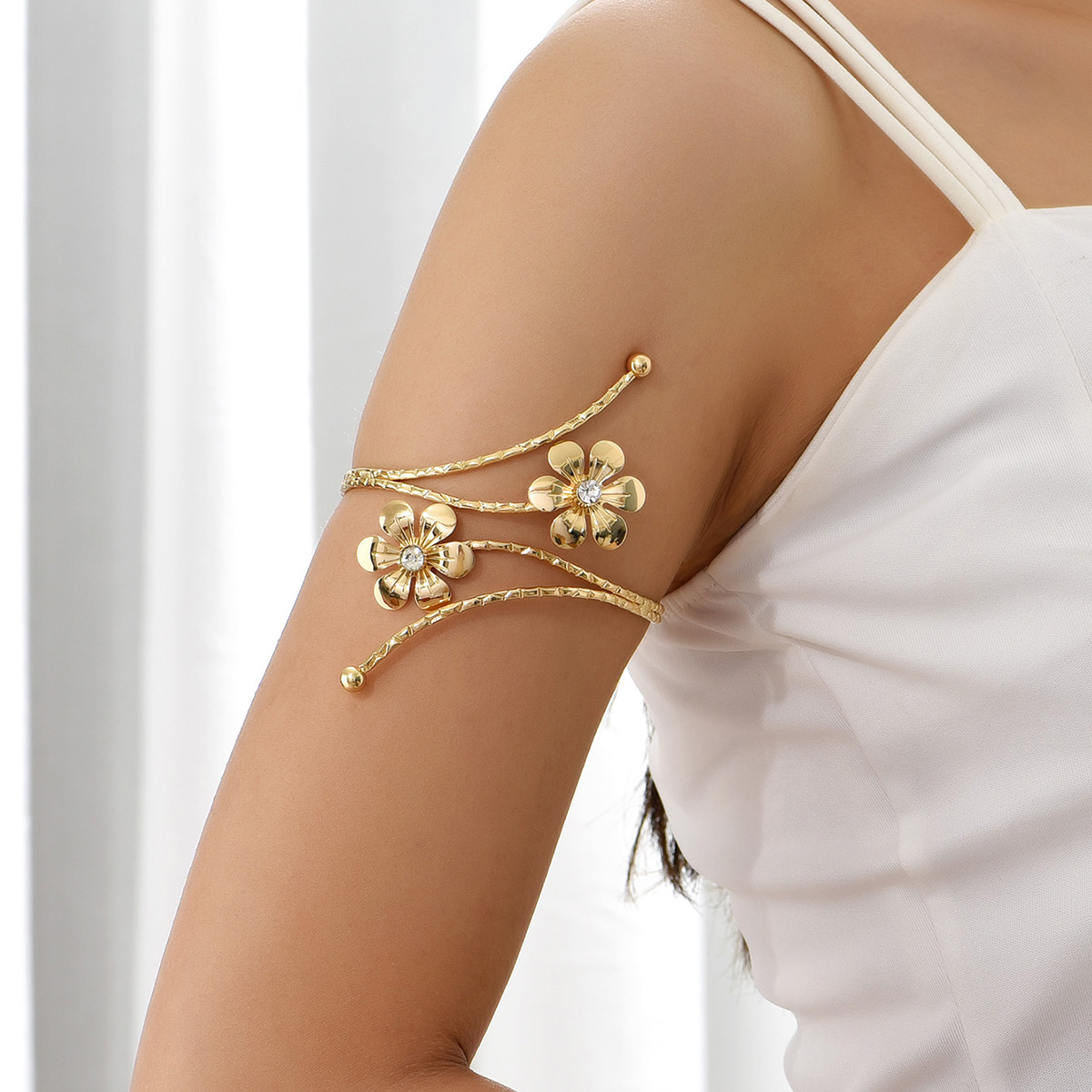 New Fashion Metal Flower Inlaid Diamond Open Armband