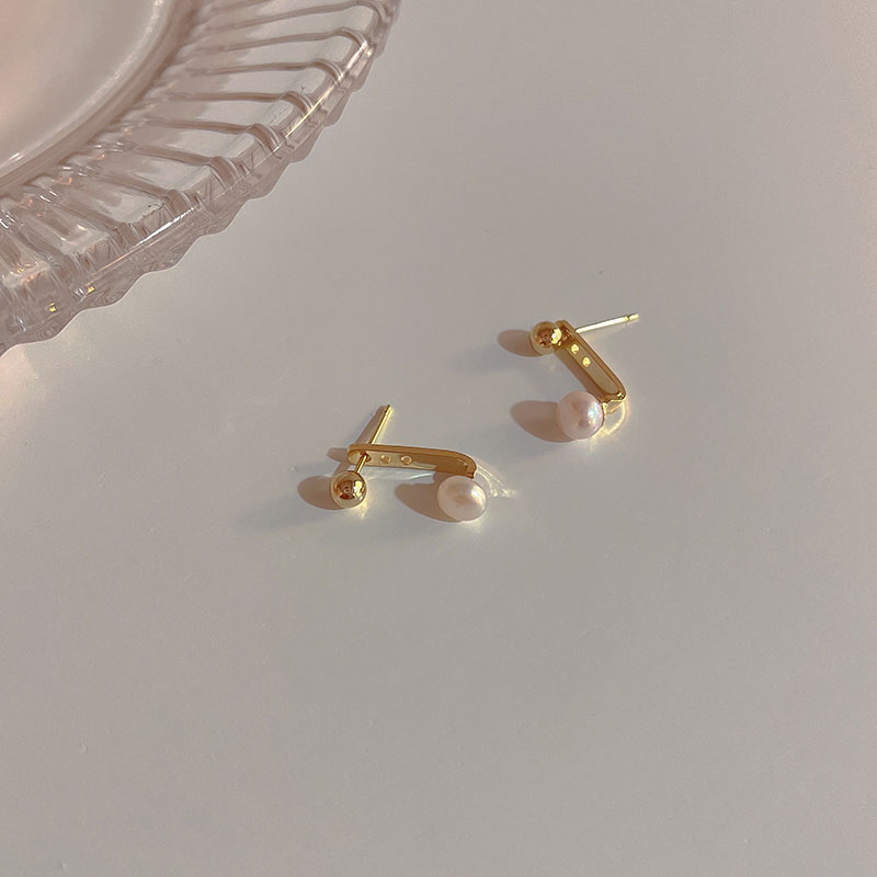 Fashion Simple Natural Pearl Ear Studs Female Alloy Earrings