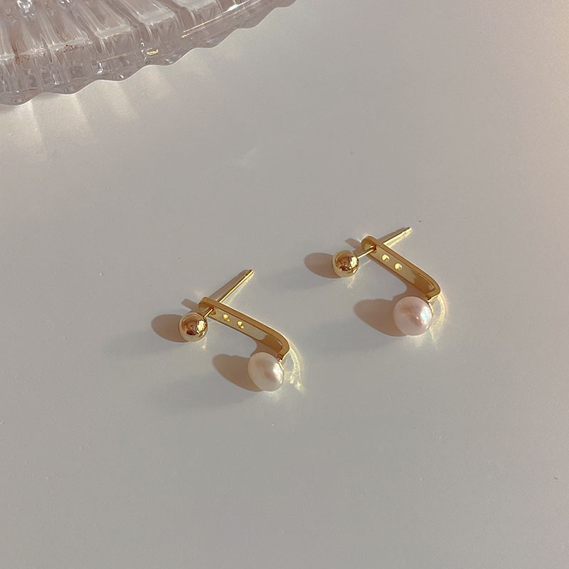 Fashion Simple Natural Pearl Ear Studs Female Alloy Earrings