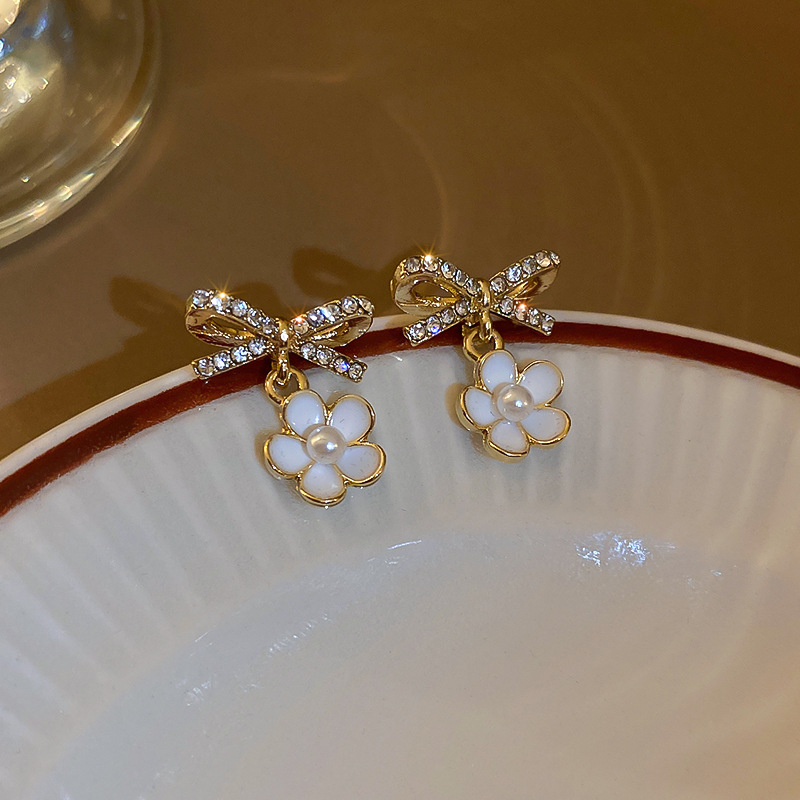 Fashion Retro Stud Rhinestone-Encrusted Pearl Bow Flower Earrings