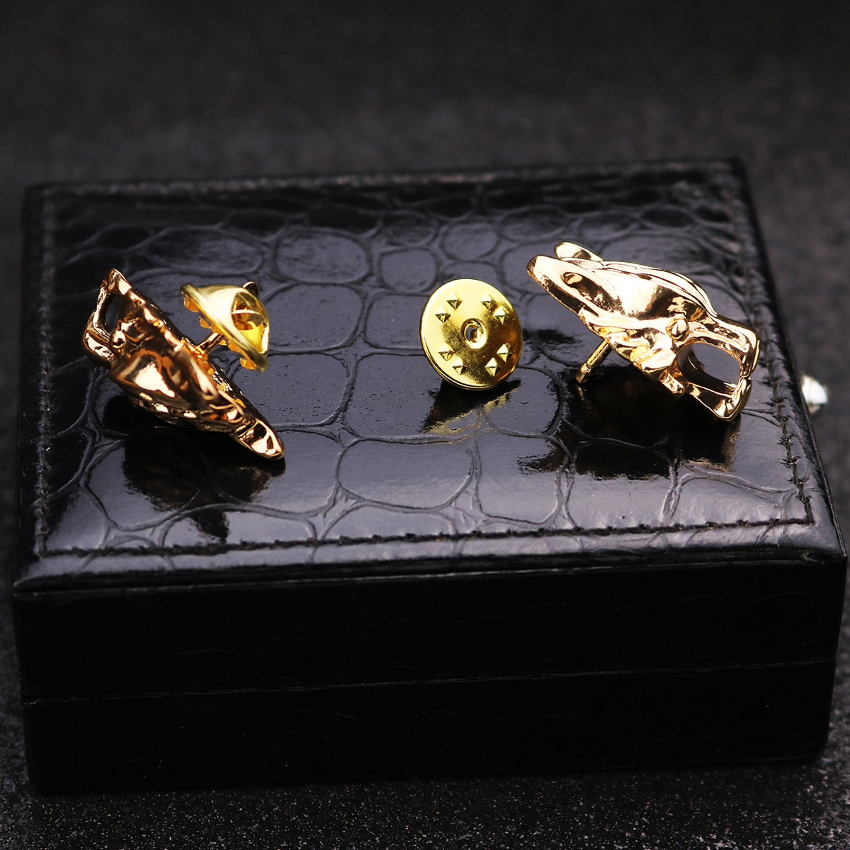 Fashion Wolf Head Shaped Alloy Collar Pin Brooch