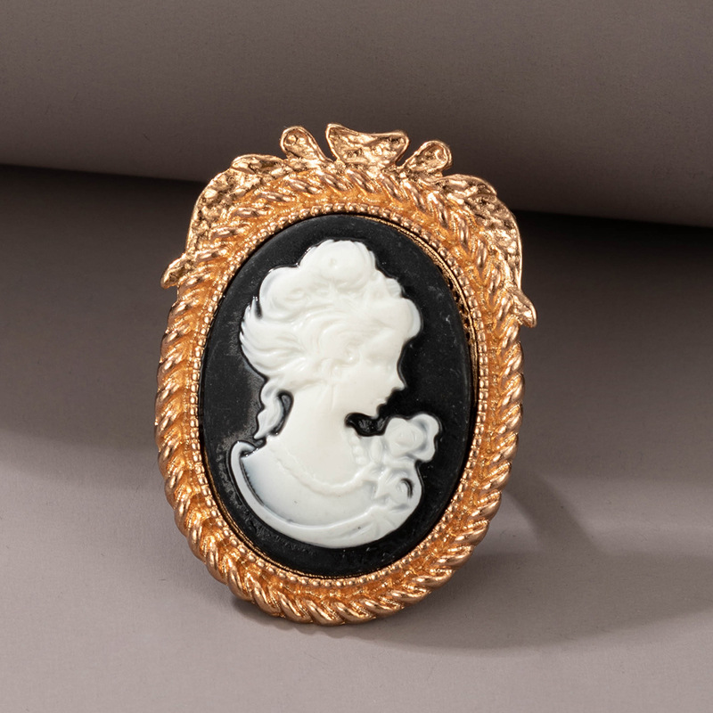 retro style oval Geometric Portrait Relief Single Ring