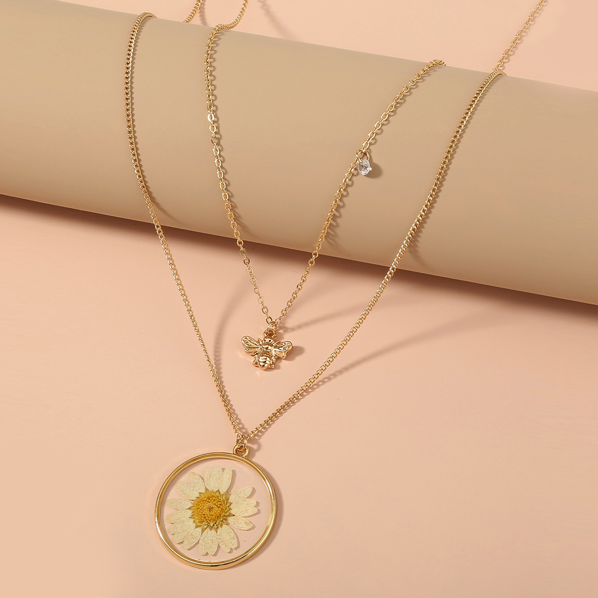 Fashion Chrysanthemum Bee Alloy Plating Resin Necklace 1 Piece