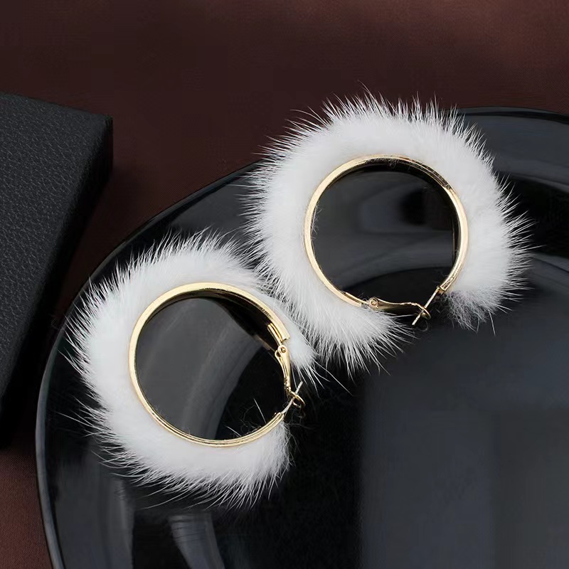 Fashion Circle Alloy Feather Hollow Out Hoop Earrings