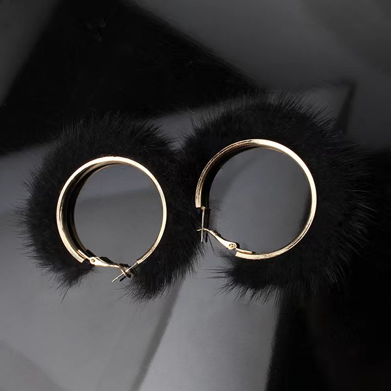 Fashion Circle Alloy Feather Hollow Out Hoop Earrings