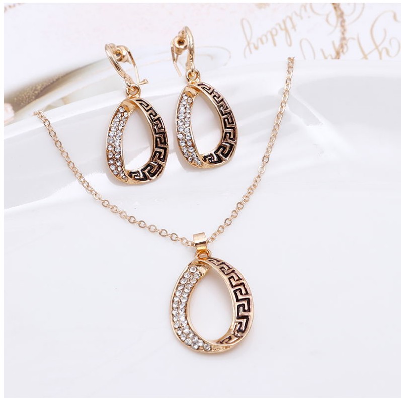 Fashion Geometric Alloy Hollow Out Artificial Rhinestones Earrings Necklace 1 Set